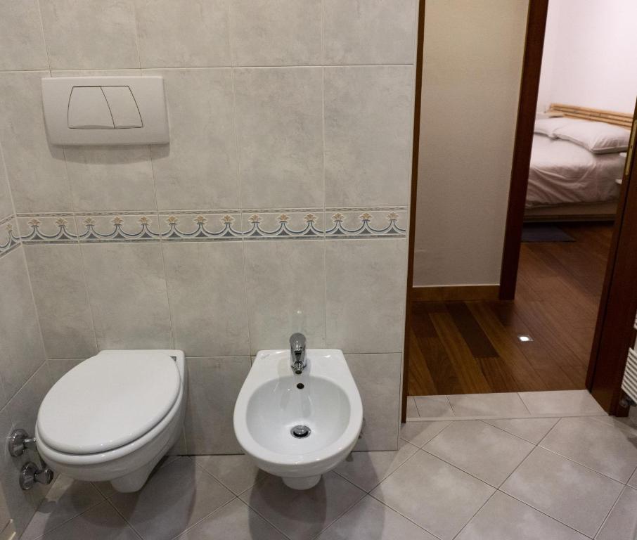 łazienka z toaletą i umywalką w obiekcie Meran/o Centro Guest House w Meranie