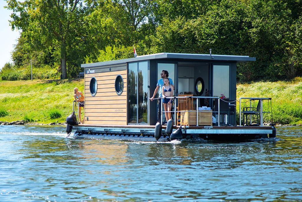 OphovenにあるOtter Easy Houseboats, Comfortklasse M huisboot Hausbootの水上の家舟