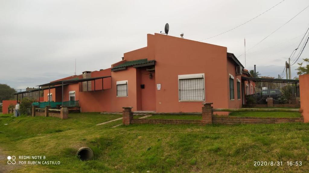 dom z ptakiem na górze w obiekcie Completa casa en Colonia para 6 personas w mieście Colonia del Sacramento