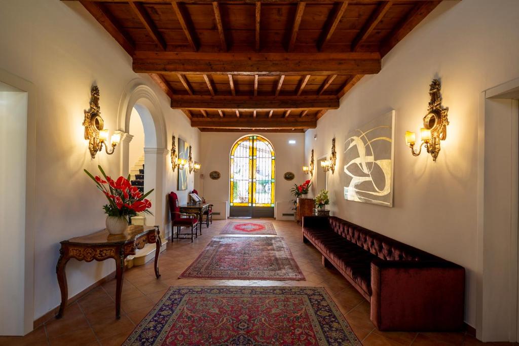 ein Wohnzimmer mit einem Sofa und einem Tisch in der Unterkunft Princess Art Hotel in Ferrara