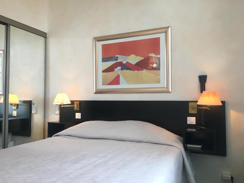 Postel nebo postele na pokoji v ubytování Hotel des Mimosas