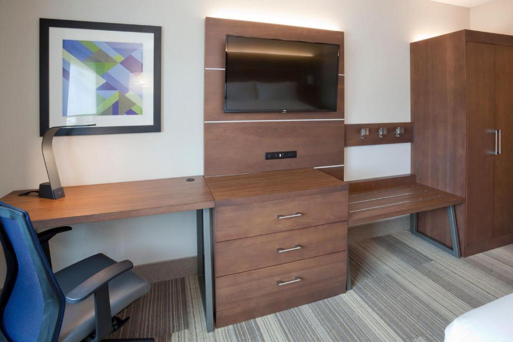 Holiday Inn Express Roseville-St. Paul, an IHG Hotel - King Room - Hearing Accesible - No Fumar