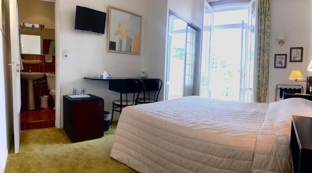 Postel nebo postele na pokoji v ubytování Hotel des Mimosas