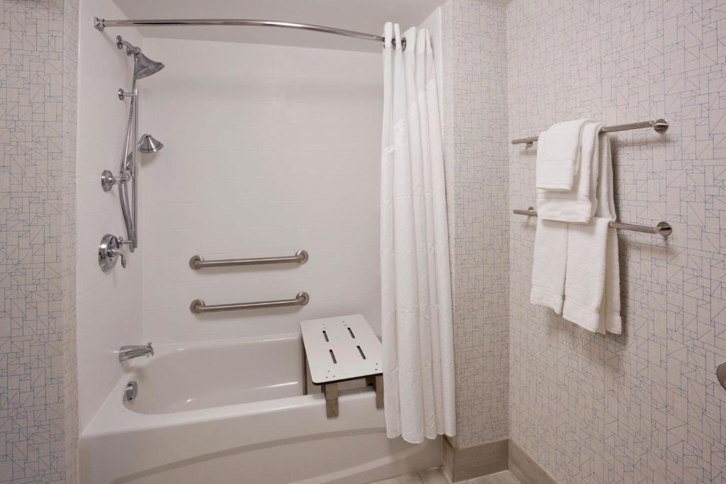 Holiday Inn Express Roseville-St. Paul, an IHG Hotel - King Room - Accesible Al Acceso De Movilidad/audición