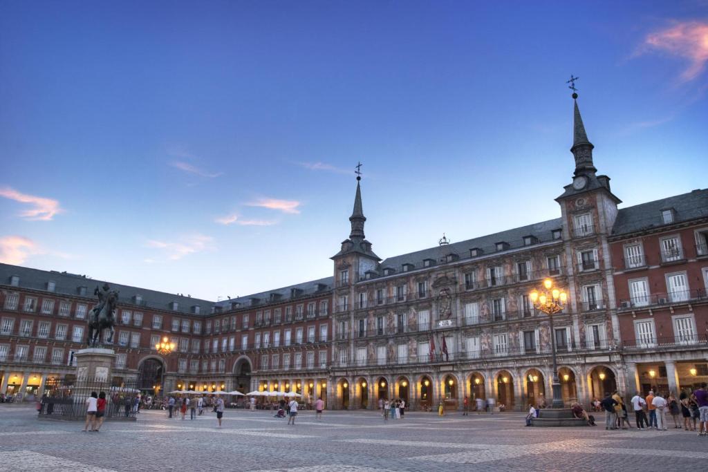 un gran edificio con gente caminando delante de él en The Hat Madrid, en Madrid