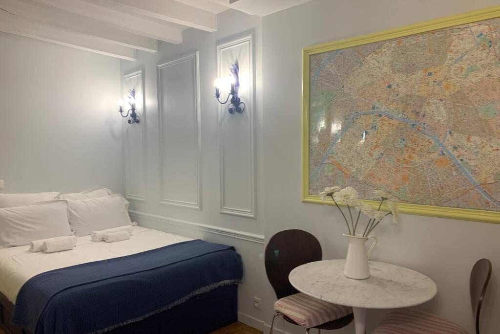 Ένα ή περισσότερα κρεβάτια σε δωμάτιο στο CHARMING Paris 5 PANTHÉON LATIN QUARTIER