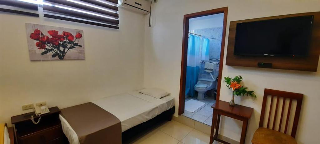 Postel nebo postele na pokoji v ubytování Hostal Perla Real Inn