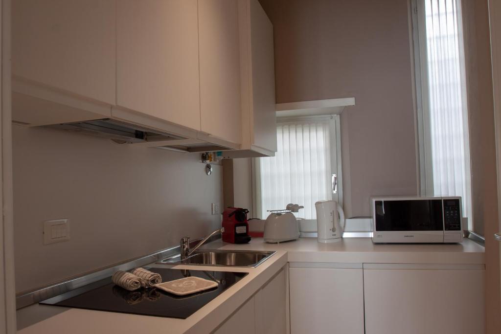 Kuchyňa alebo kuchynka v ubytovaní Domus Suites Verona