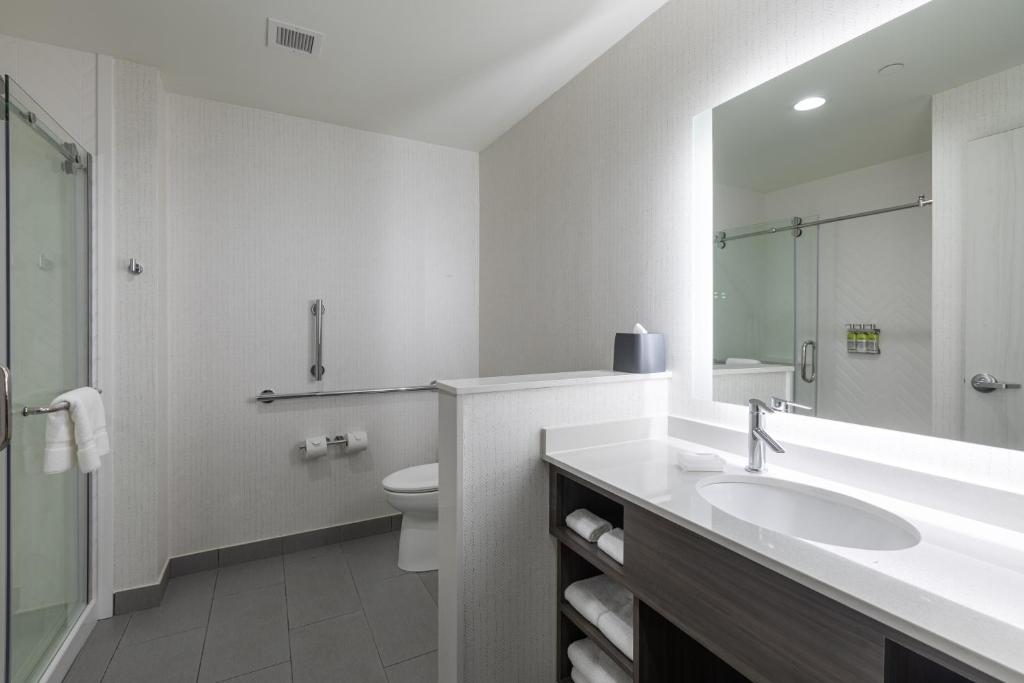 Holiday Inn Greenville - Woodruff Road, an IHG Hotel - Executive King Room With Sofa Bed