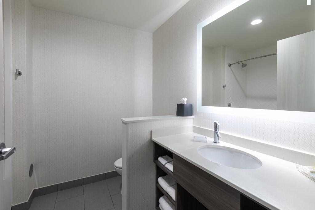 Holiday Inn Greenville - Woodruff Road, an IHG Hotel - Standard Queen Room With Two Queen Beds