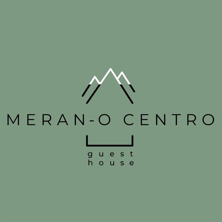 logo górskie ze słowami mergan ogemo w obiekcie Meran/o Centro Guest House w Meranie