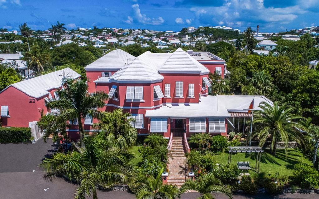 una vista aérea de una gran casa roja con palmeras en Royal Palms Hotel en Hamilton