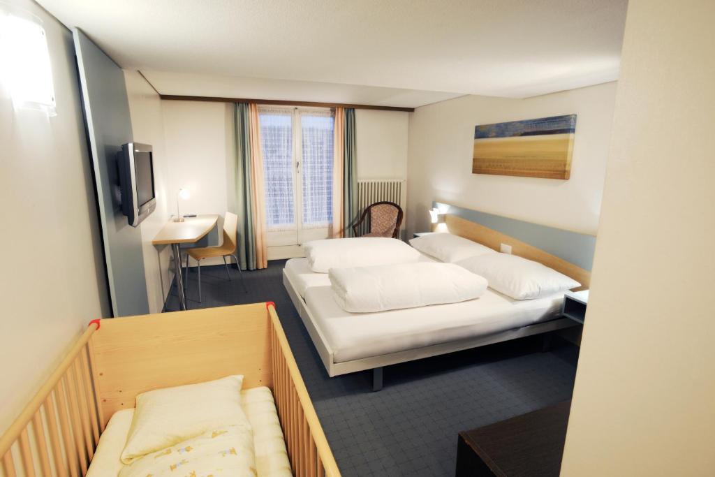 Postel nebo postele na pokoji v ubytování Hotel Kreuz