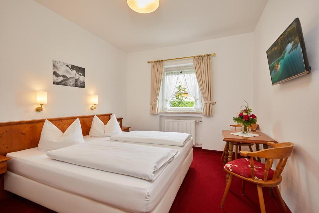Postel nebo postele na pokoji v ubytování Hotel Garni Zugspitz