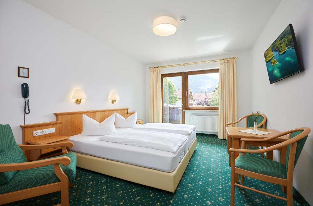 Postel nebo postele na pokoji v ubytování Hotel Garni Zugspitz
