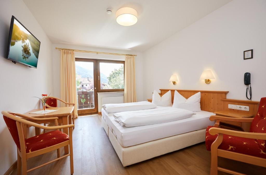 Postel nebo postele na pokoji v ubytování Hotel Garni Zugspitz