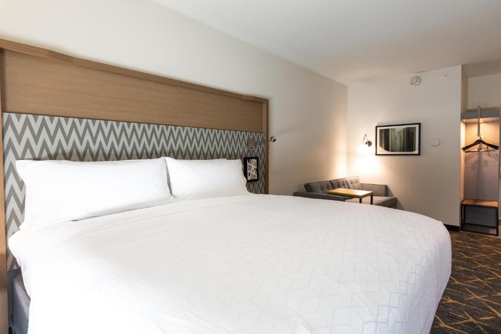 Holiday Inn Greenville - Woodruff Road, an IHG Hotel - King Room With Mobility Accessible Shower - Non-Smoking