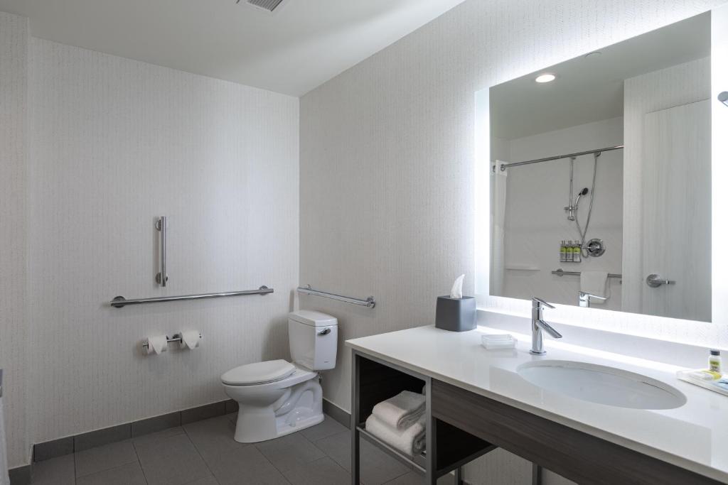 Holiday Inn Greenville - Woodruff Road, an IHG Hotel - Queen Room With Two Queen Beds And Shower - Hearing Accessible/Non-Smoking