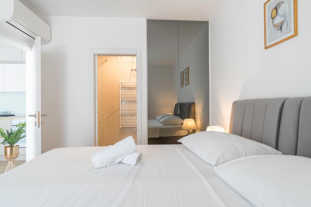 Posteľ alebo postele v izbe v ubytovaní Golden Luxury Apartment