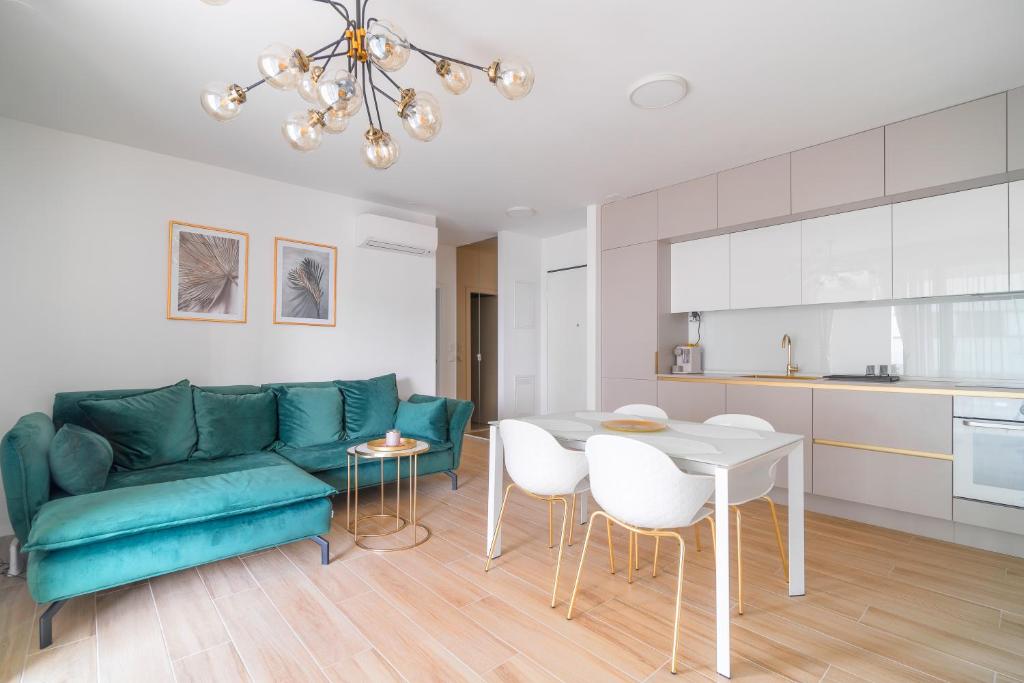 un soggiorno con divano blu e tavolo di Golden Luxury Apartment a Spalato (Split)