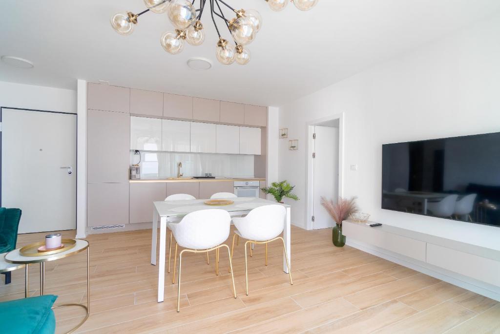 Televízia a/alebo spoločenská miestnosť v ubytovaní Golden Luxury Apartment