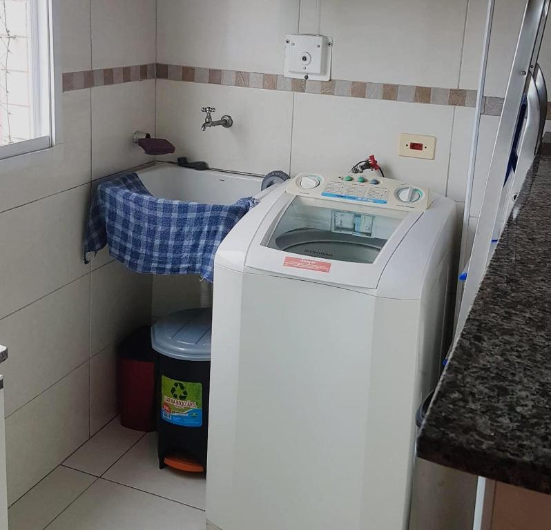  Ap família pé na praia com churrasqueira