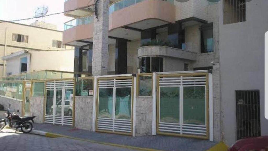  Ap família pé na praia com churrasqueira