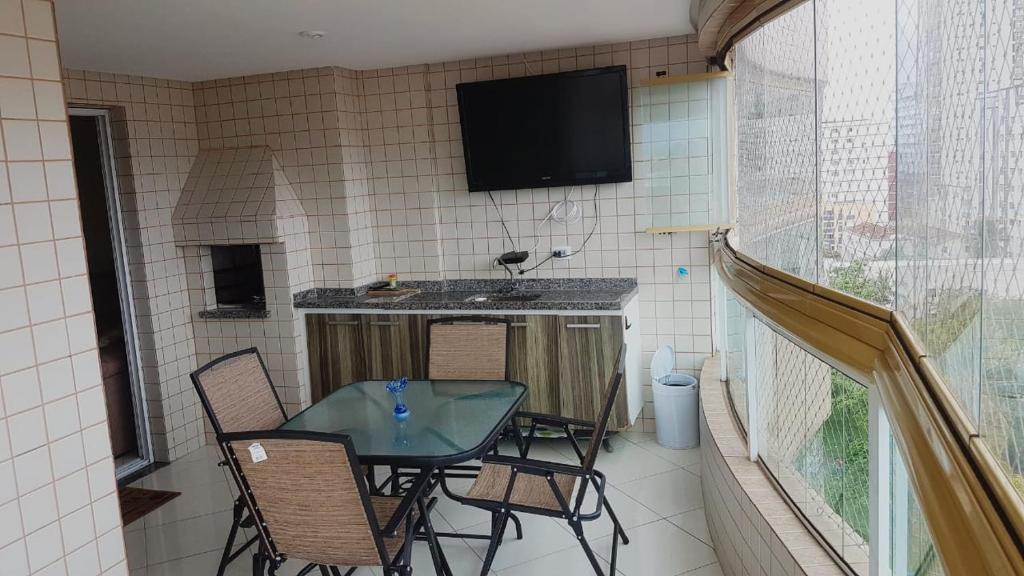  Ap família pé na praia com churrasqueira