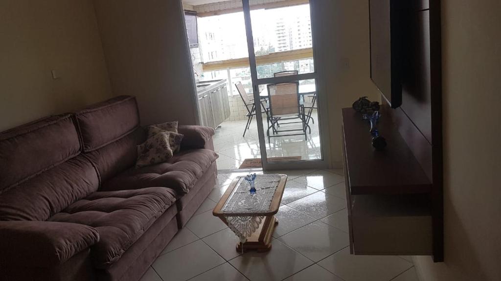  Ap família pé na praia com churrasqueira
