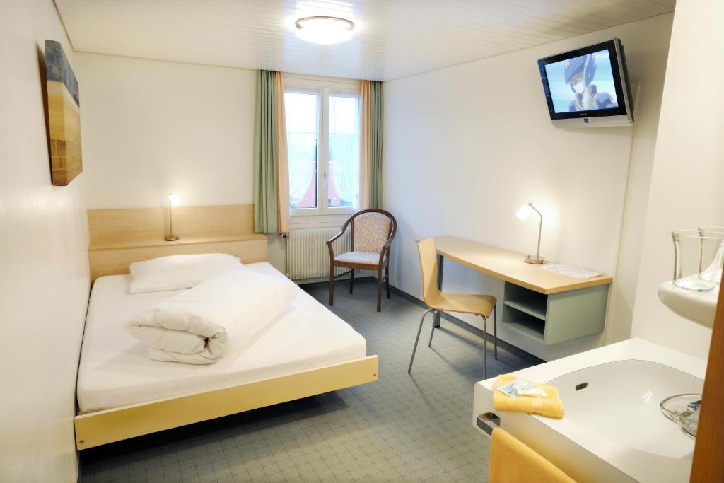 Postel nebo postele na pokoji v ubytování Hotel Kreuz
