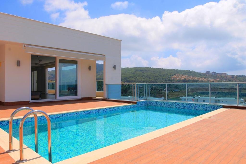 Bazén v ubytování Villa Carlijn met prive-zwembad, veel privacy en panoramisch uitzicht op zee, op luxe resort nebo v jeho okolí