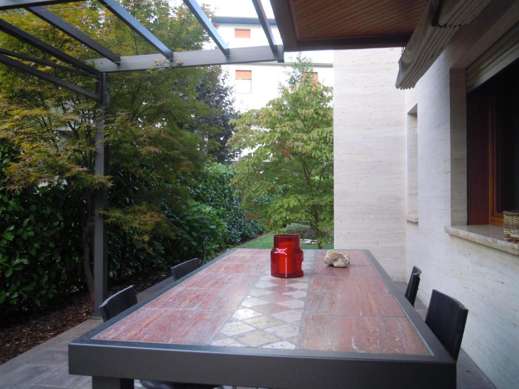 メストレにあるAppartamento Cavalliの赤いマグカップが置かれたテーブル