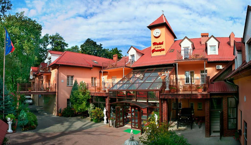 Hotel Gracja في جورزو فيلكوبولسكي: مبنى عليه برج الساعه