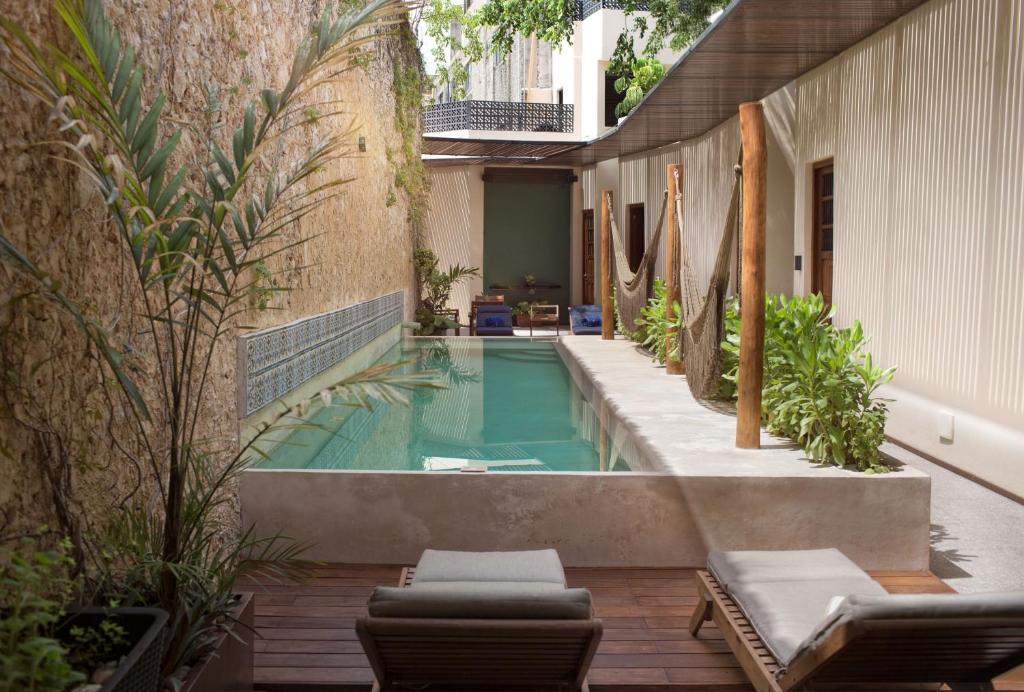 a swimming pool in the middle of a building at Ya'ax Hotel Boutique in Mérida