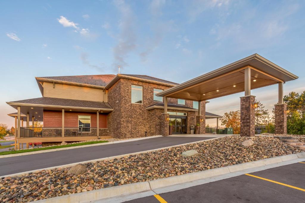 a house with a large driveway at Timberlake Hotel in Staples