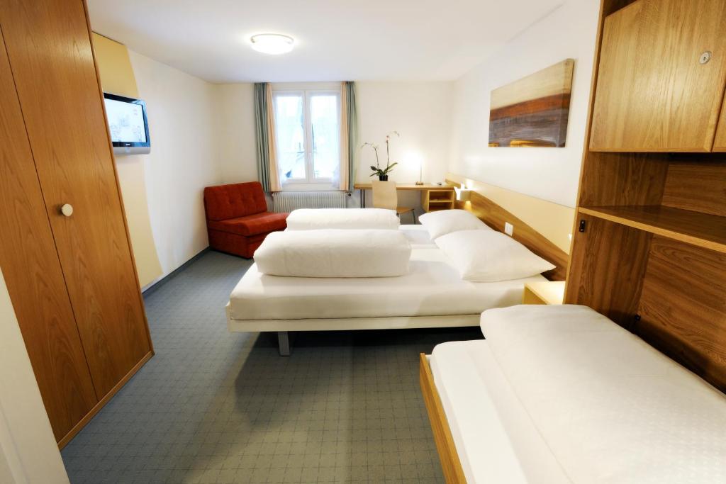 Postel nebo postele na pokoji v ubytování Hotel Kreuz