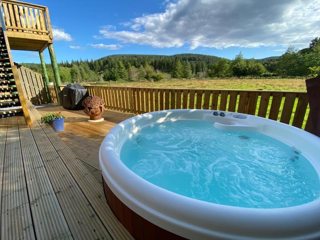 une baignoire jacuzzi sur une terrasse en bois dans l'établissement Tanar View, à Aboyne