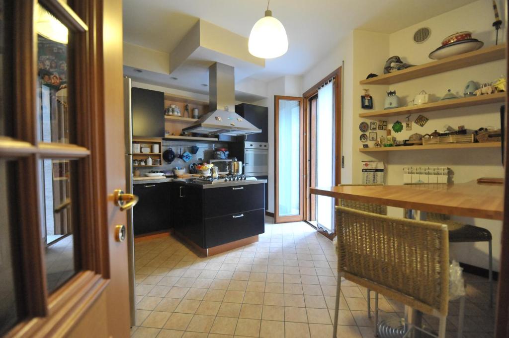 A kitchen or kitchenette at Appartamento Cavalli