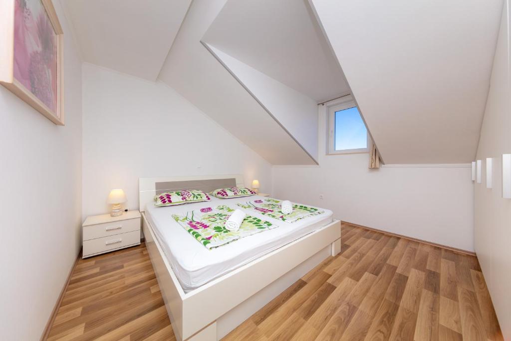 Posteľ alebo postele v izbe v ubytovaní Apartment Ela