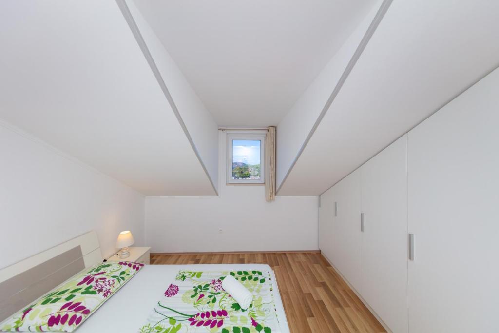 Posteľ alebo postele v izbe v ubytovaní Apartment Ela