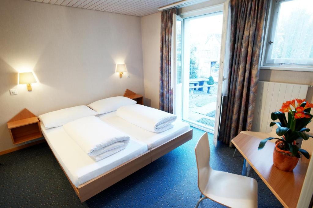 Postel nebo postele na pokoji v ubytování Hotel Kreuz