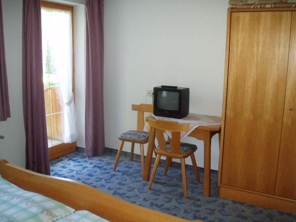 Televízia a/alebo spoločenská miestnosť v ubytovaní Appartement Pension Grasser