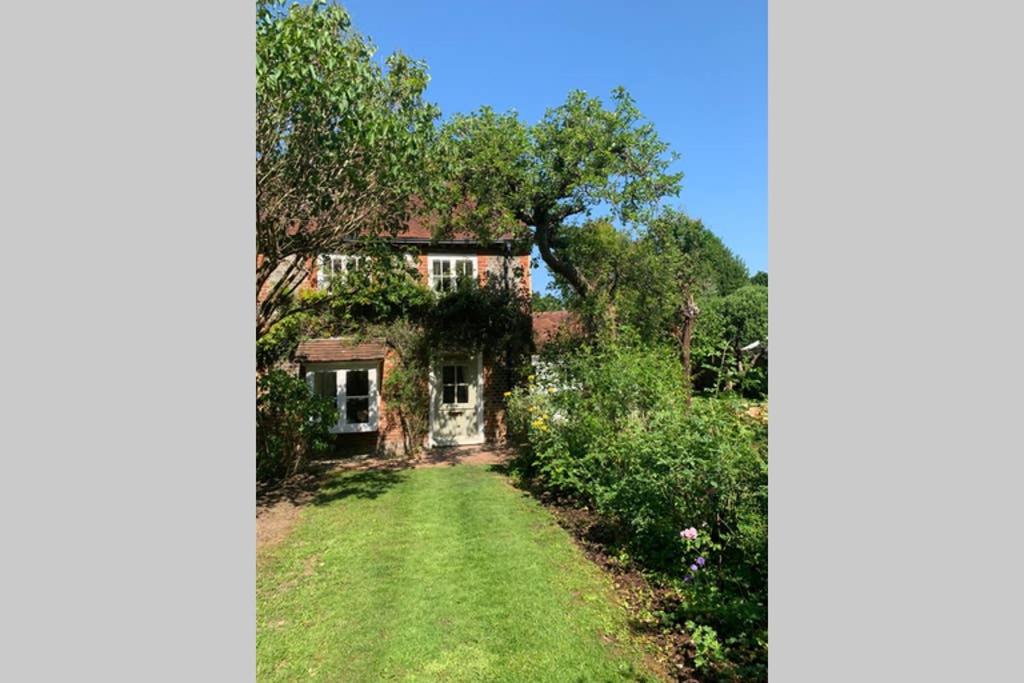 an image of a house with a yard at ROSE COTTAGE in Rowlands Castle