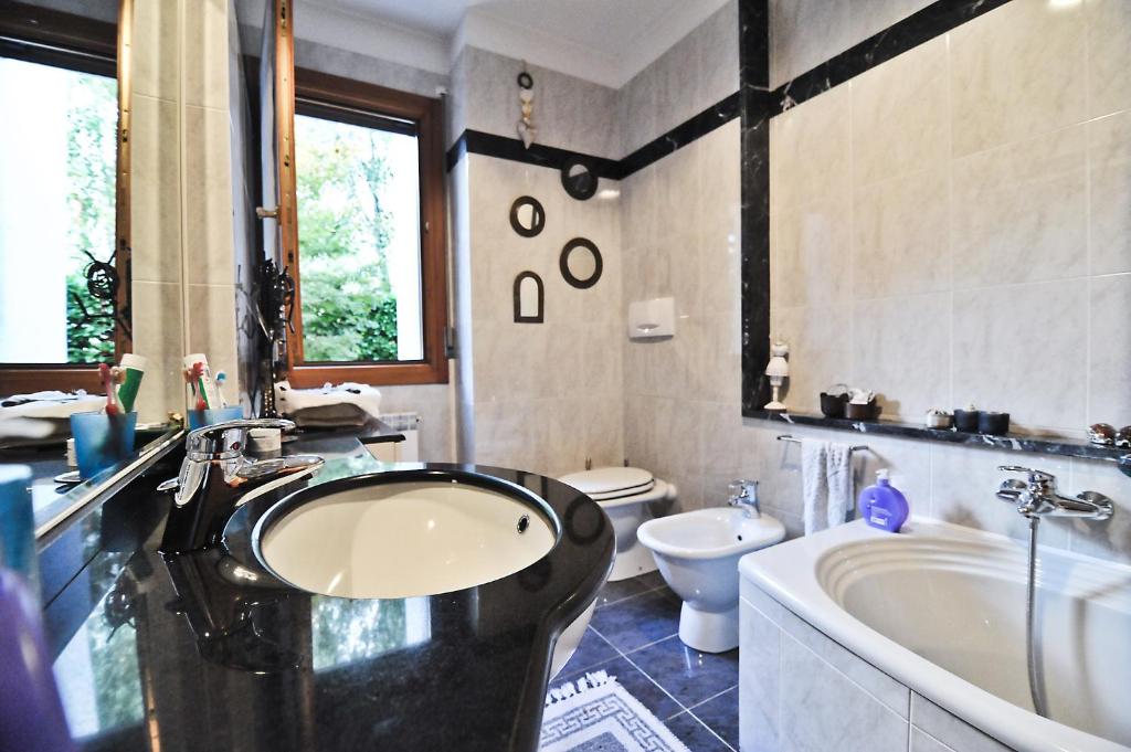A bathroom at Appartamento Cavalli