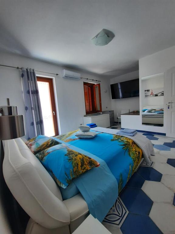 een slaapkamer met een bed en een stoel erin bij Suites de Mar in Santa Teresa Gallura