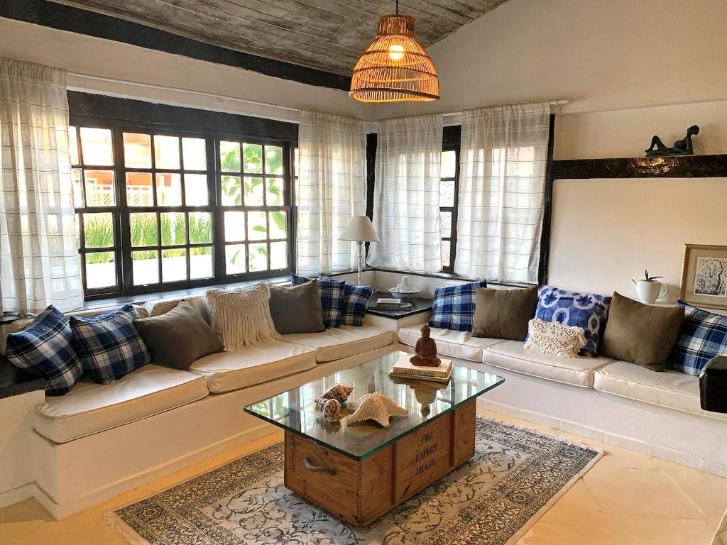 a living room with a couch and a coffee table at Pousada Marittima in Búzios