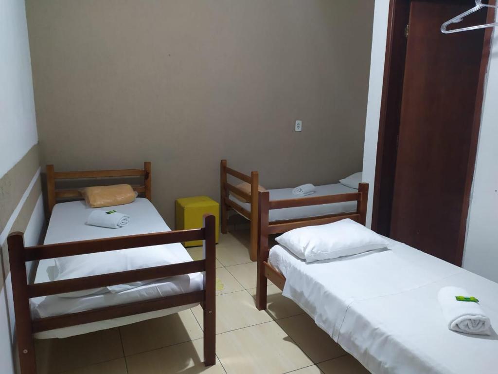 una camera con due letti di Hospedaria Ipiranga a San Paolo