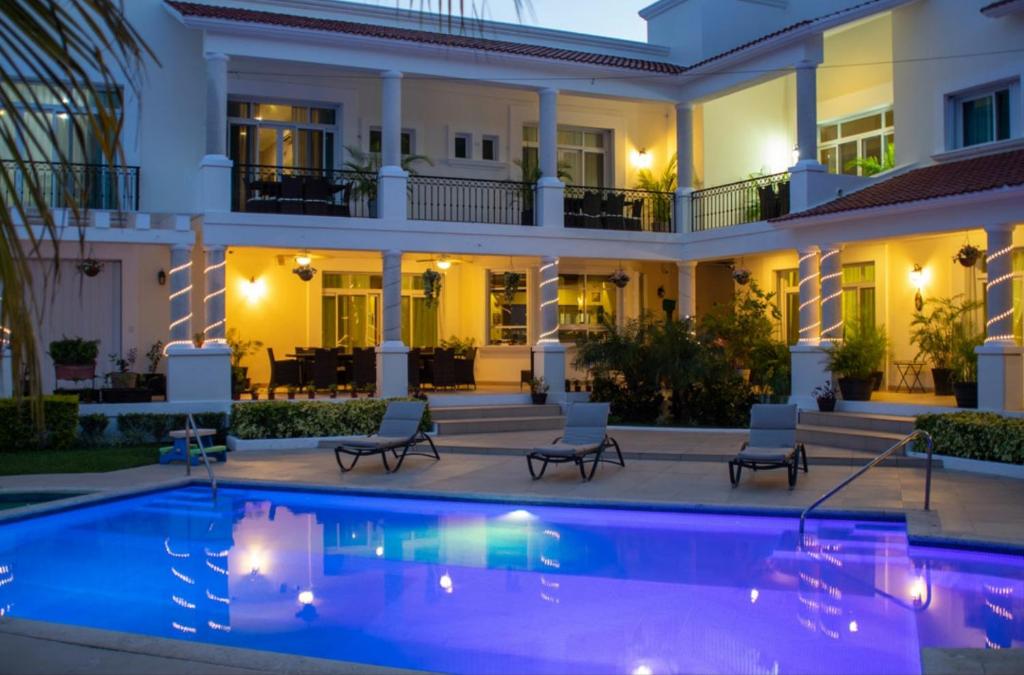 une villa avec une piscine la nuit dans l'établissement Villa Segovia, à Cozumel
