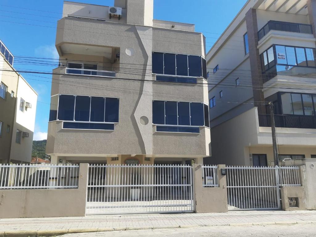  Excelente Apto -Frente com sacada com churrasqueira - Bombas