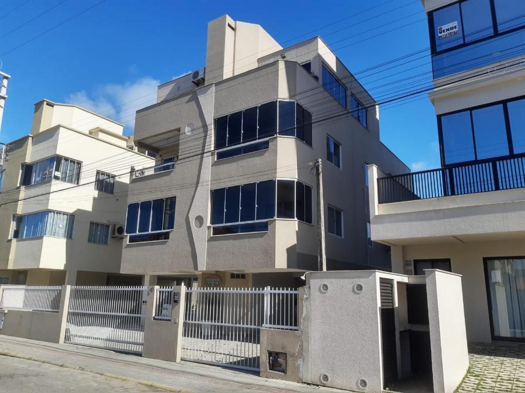  Excelente Apto -Frente com sacada com churrasqueira - Bombas